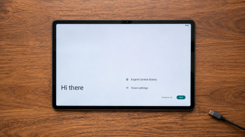 Lenovo Tab P11 Pro (TB-J706F) sous LineageOS affichant l'écran de bienvenue Android